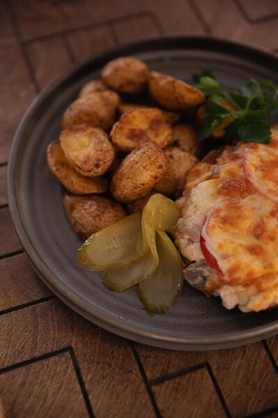 Горячее — запечённое мясо с картофелем